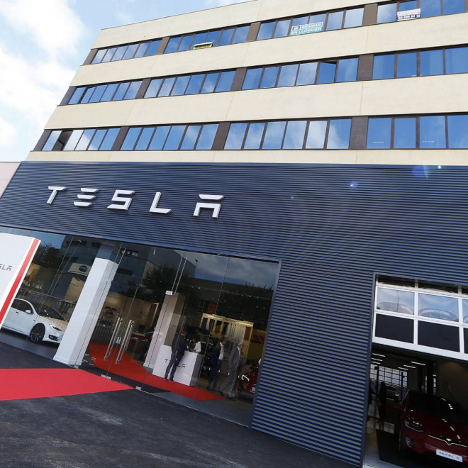Tesla apuesta por el mercado español con su primer taller en Barcelona.